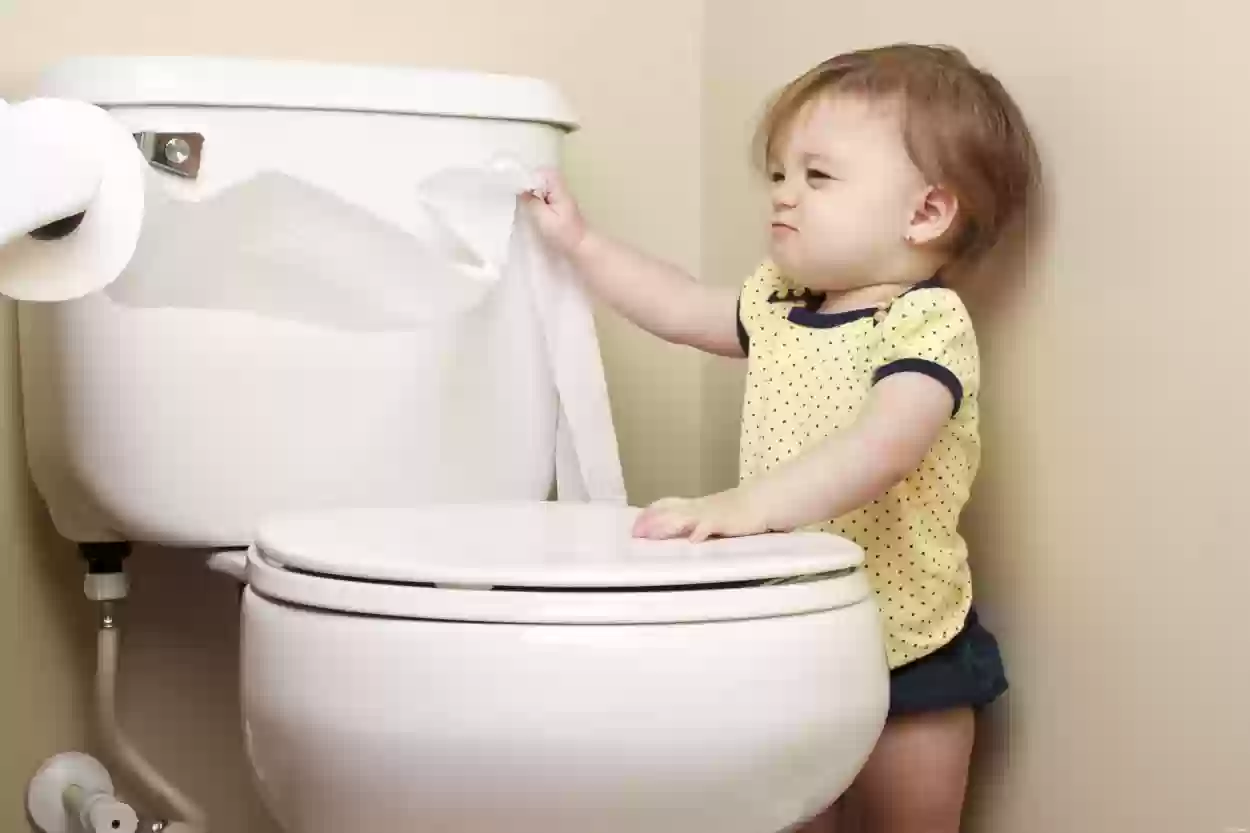 كيف تتعاملين مع رفض الطفل التبرز في الحمام؟ تعليم الحمام للطفل العنيد